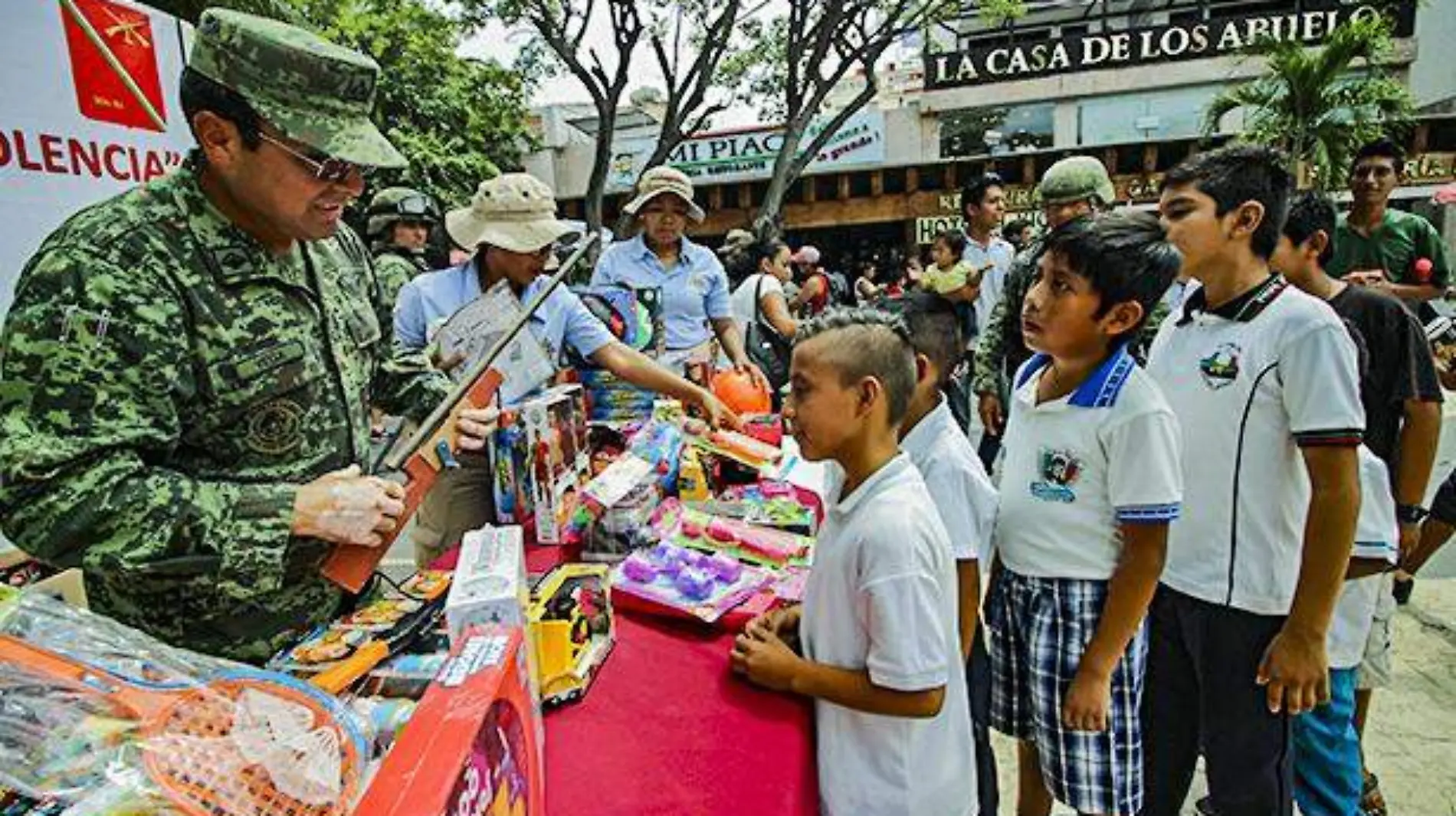 ACapulco intercambio de juguete bélicos por didácticos 3